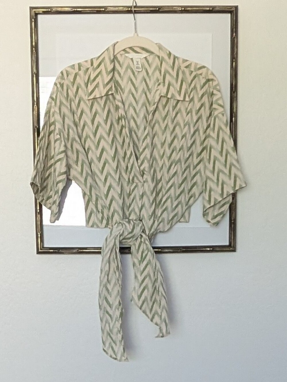 H&M Tie-Front Zigzag Patterned Crop Top in Light Green SZ M
